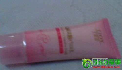 �����д�ѧ��ʾ�����þ�Һ��ðϴ������Ů��(ͼ)